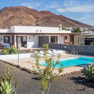 https://villa-caracola-playa-blanca.in-canary-islands.com